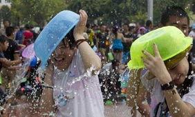 热点爆料云南泼水节视频,水花飞溅，欢乐无限  第2张