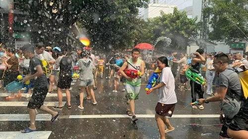 热点爆料云南泼水节视频,水花飞溅，欢乐无限  第3张